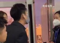 目击者还原男子亮网红身份维权经过