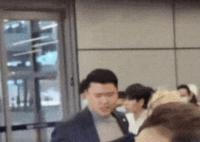 韩国艺人保镖推倒中国粉丝 简直比看门狗还横