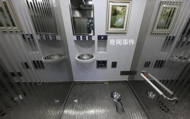 解放军在地震灾区设立淋浴方舱 最多每小时可保障72人次使用