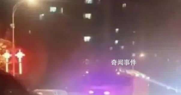 女子带孩子逃生偶遇消防员丈夫出警