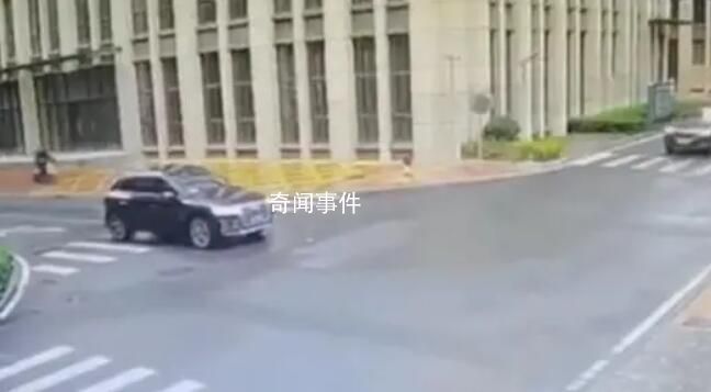 老人骑车逆行摔倒 男子搀扶被判次责