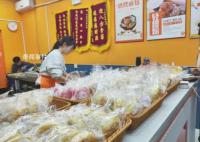 当年轻人涌入2元面包店 一天卖出800个现烤面包