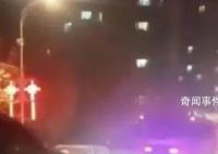 女子带孩子逃生偶遇消防员丈夫出警