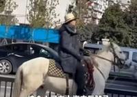 男子骑马进入上海被行政处罚 行为违反了上海的法律法规