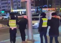 小伙舔灯杆冻住舌头 警察倒热水解救