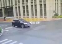 老人骑车逆行摔倒 男子搀扶被判次责