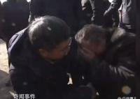 灾民痛哭 青海省委书记抱着安慰