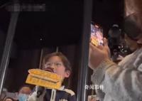 小孩哥替妈追星刘德华 现场气氛太活跃了
