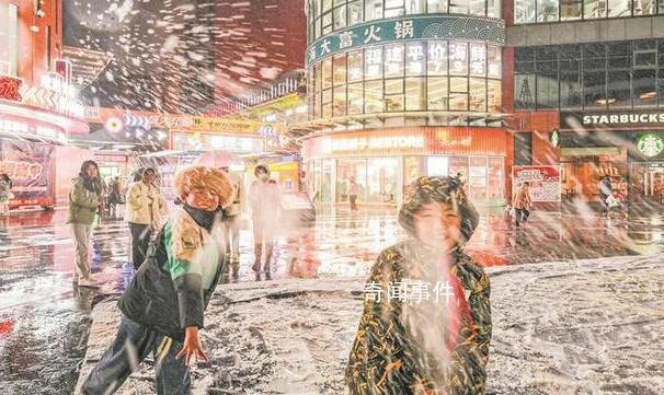 武汉下雪 不少行人拿出手机拍下了雪花漫天飞舞的场景