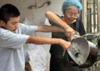 卖爆米花的脑瘫少年向震区捐2000元