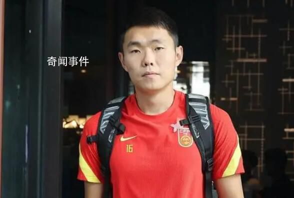 记者:国足另一位染红的是助教