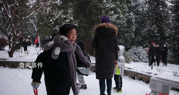 北京游客人从众式赏雪:扎堆拍故宫