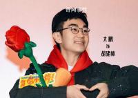 看年会不能停从头笑到尾 年轻观众笑着共鸣纾解加班疲劳