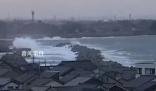 日本强震后第一波海啸袭来 波涛滚滚