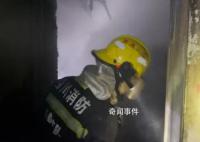男子没要到3000元生活费纵火烧家 现场有明火烟雾较大