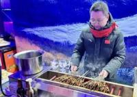 鹤岗文旅局长在哈尔滨做烤串 引发关注