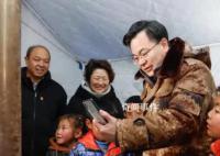 救灾现场 省委书记与群众家属连线