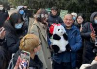 萌兰用一字马迎接谭爷爷