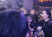 何超琼现身哈尔滨夜店 展现出了不同的一面