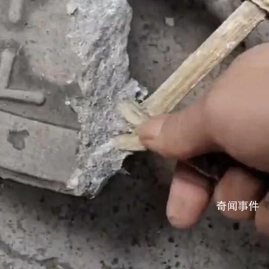 重庆一地井盖疑似用竹签当钢筋 拍摄者用单手轻轻一掰