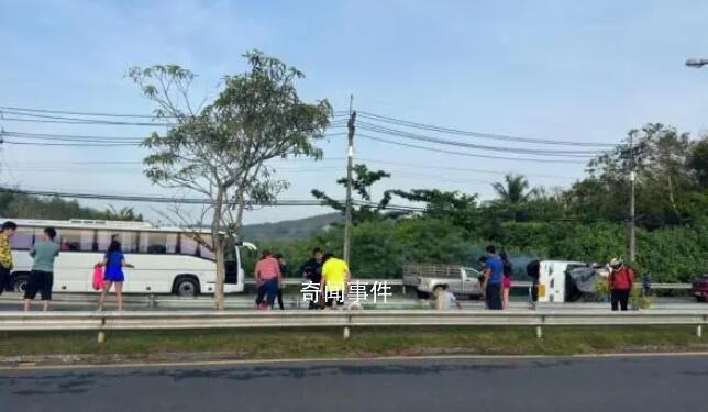 泰国一巴士侧翻 17名中国游客受伤