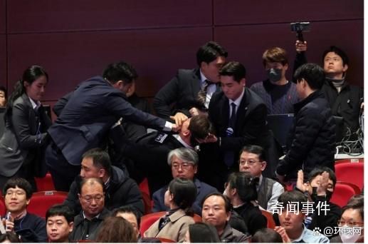 议员与尹锡悦握手后被警卫捂嘴拖走