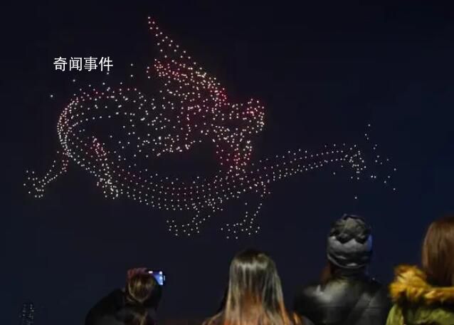 香港举办无人机灯光秀 游人扫码即可了解香港相关旅游信息