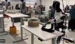 马斯克展示机器人“擎天柱”叠衣服