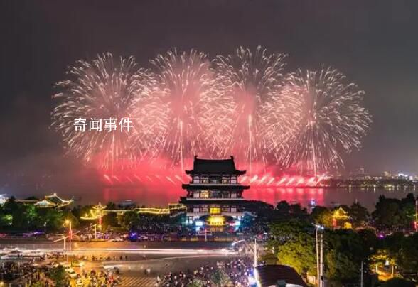 除夕三件套 看春晚团圆饭放烟花