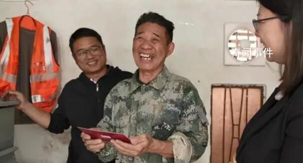 弹钢琴走红的工人大叔受邀看春晚