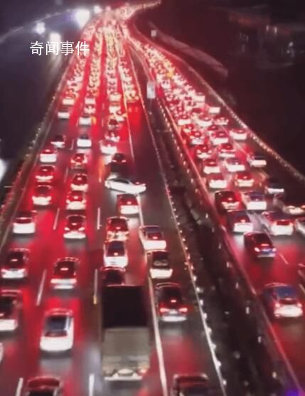 春节返程拥堵:尾灯连成一条红线