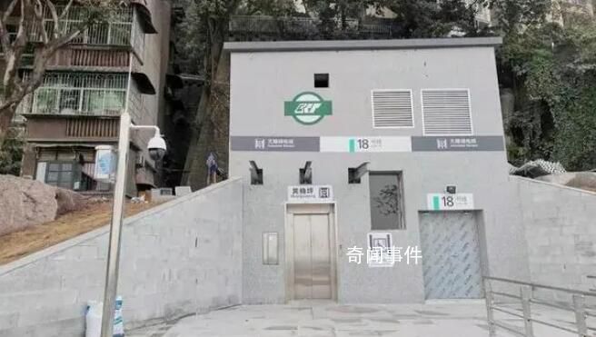 重庆地铁一出入口被吐槽像公厕