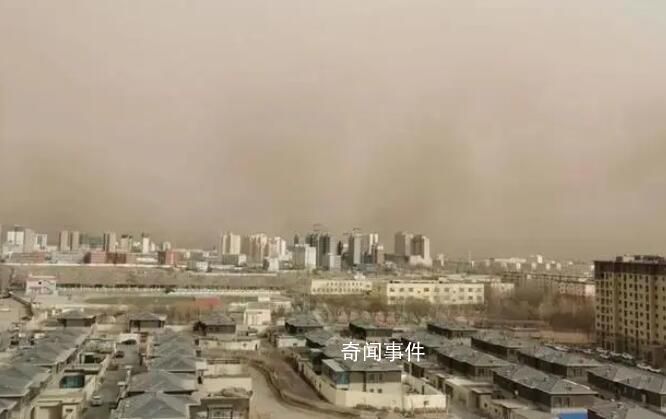 多名网友拍下新疆特强沙尘暴