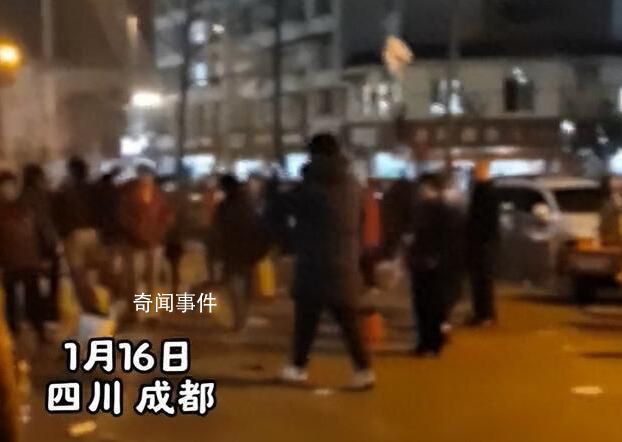 大妈跳广场舞扰民小伙撒冥币驱赶