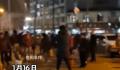 大妈跳广场舞扰民小伙撒冥币驱赶