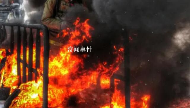 两女生从新余火灾中逃生 全身被熏黑