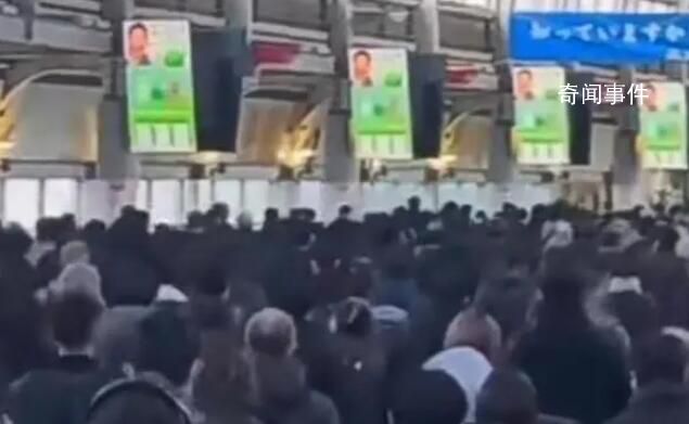 网友拍下日本火车站“无声早高峰”