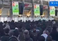 网友拍下日本火车站“无声早高峰”